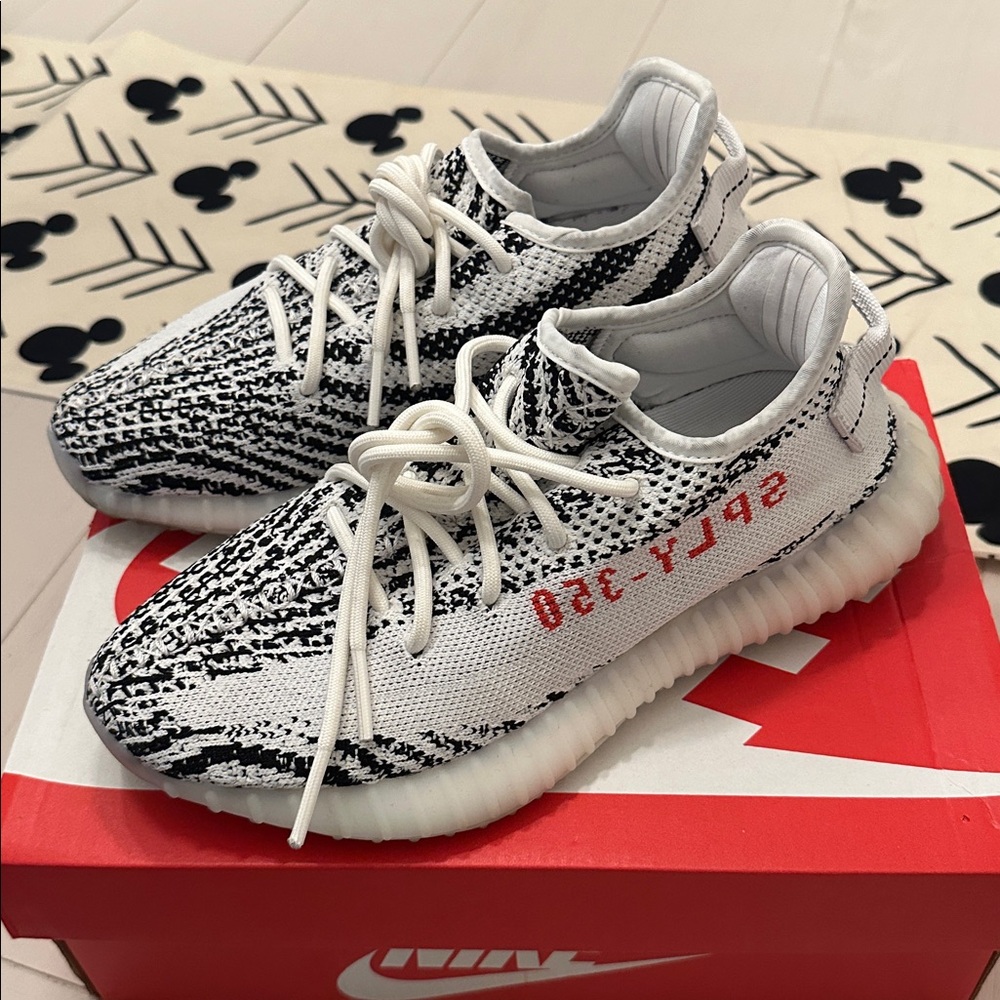 Adidas Yeezy Boost 350 V2 - Black and White Pattern 6M/7.5W
